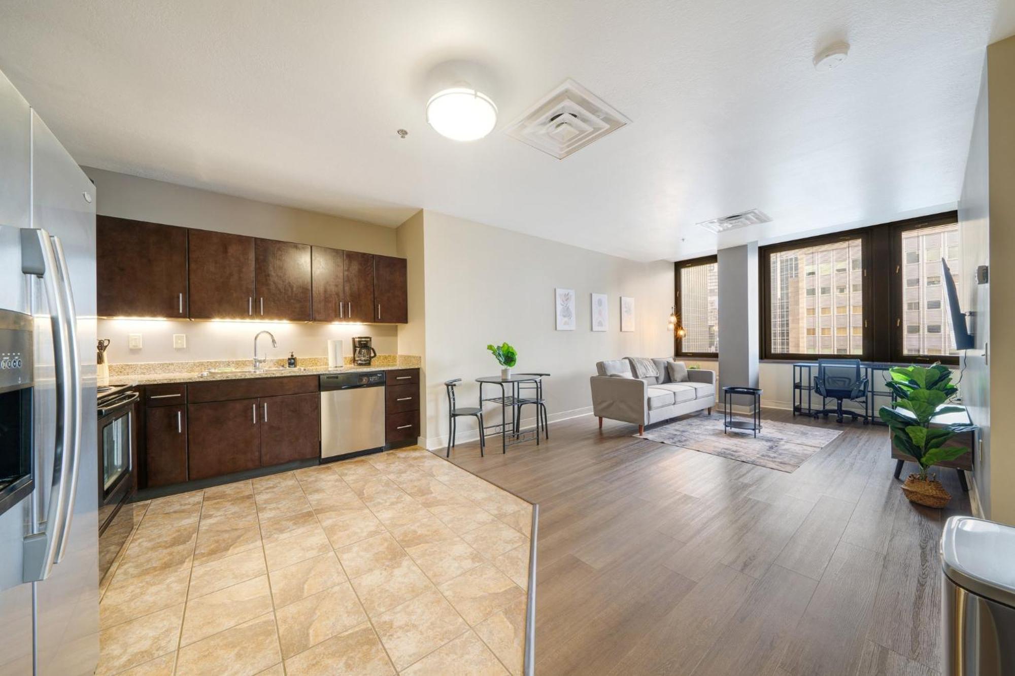 Apartment Sky High Luxury - 10th Floor - Premium Location 24-7 Parking Gym Lounge