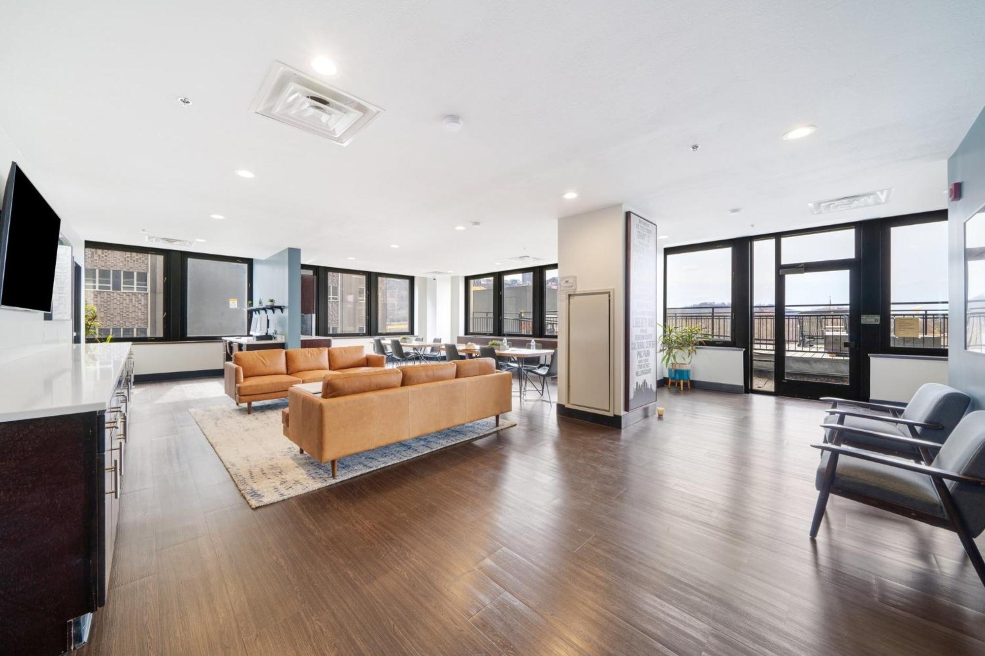 Sky High Luxury - 10th Floor - Premium Location 24-7 Parking Gym Lounge