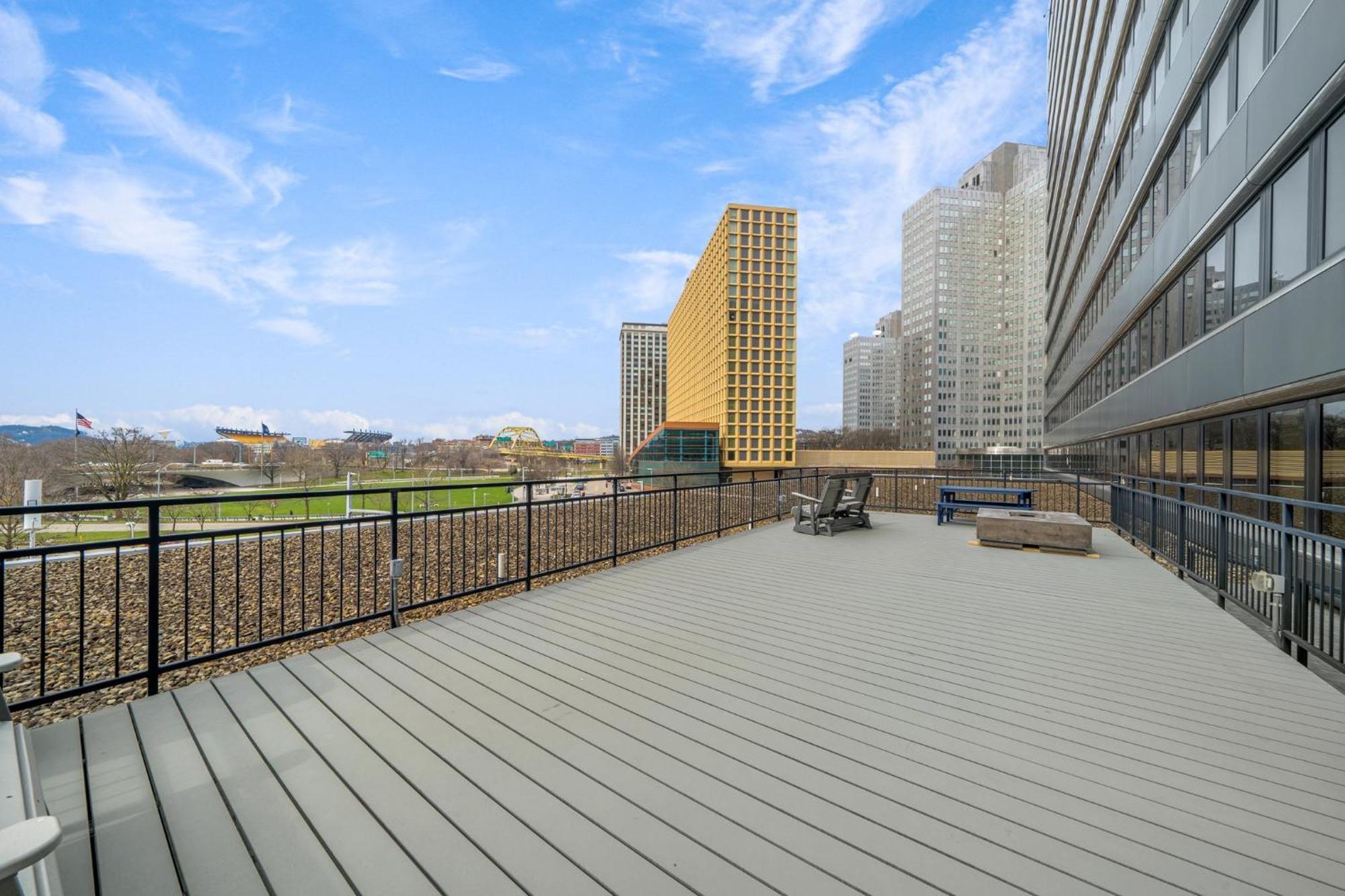 Sky High Luxury - 10th Floor - Premium Location 24-7 Parking Gym Lounge Apartment *