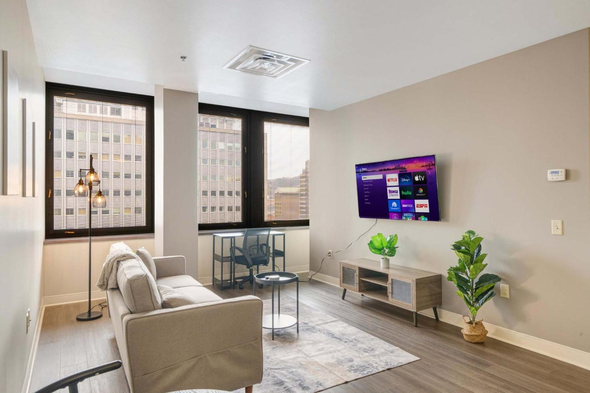 Sky High Luxury - 10th Floor - Premium Location 24-7 Parking Gym Lounge * Pittsburgh