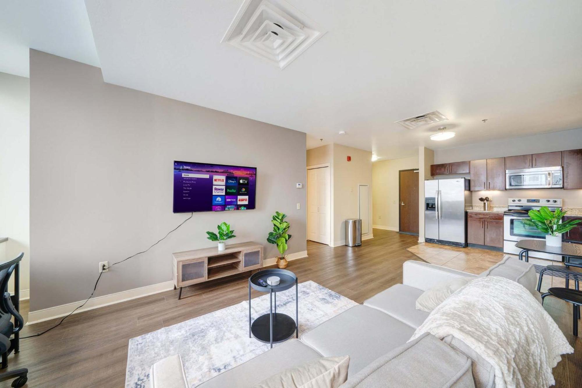 Sky High Luxury - 10th Floor - Premium Location 24-7 Parking Gym Lounge
