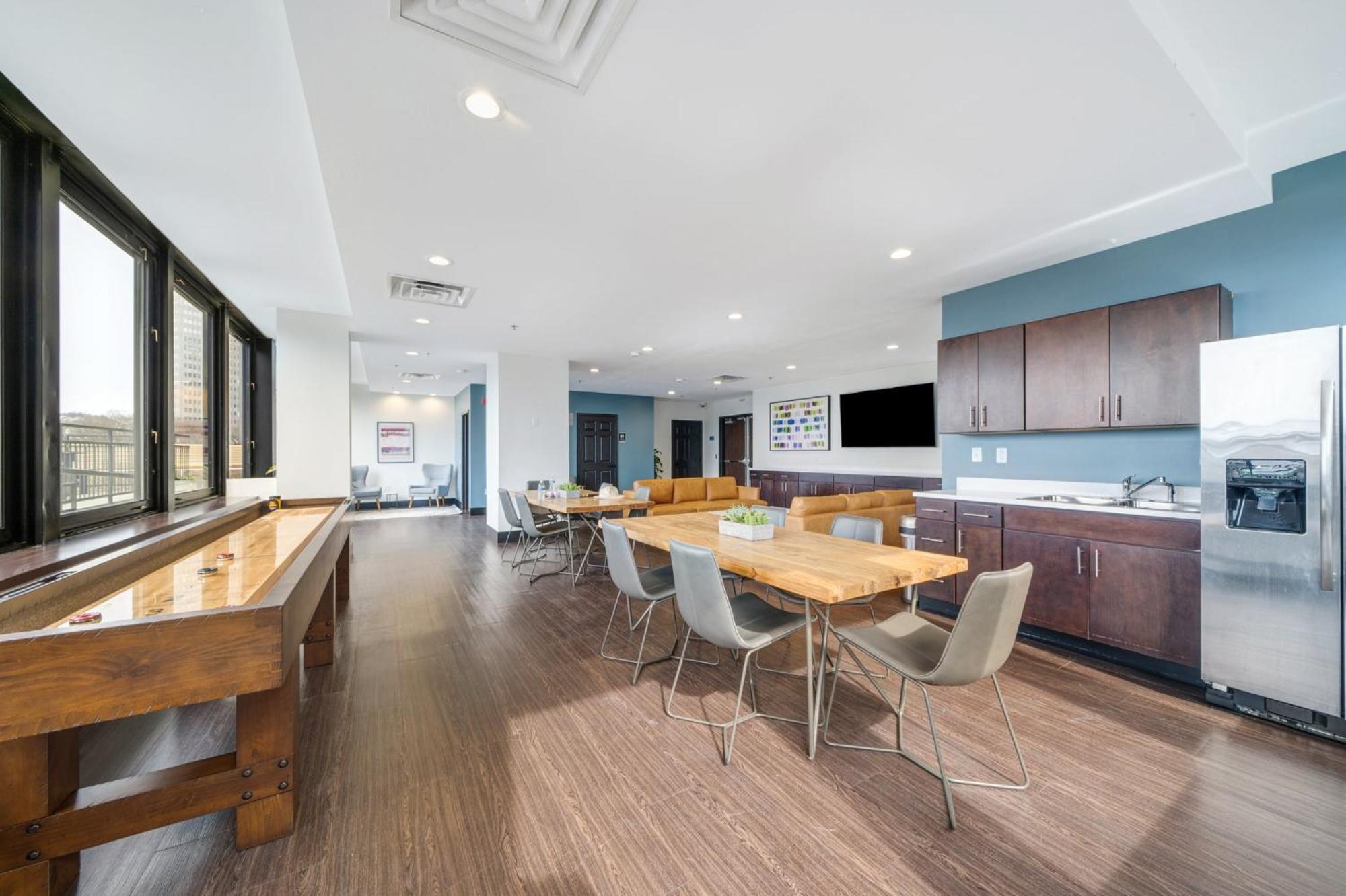 Sky High Luxury - 10th Floor - Premium Location 24-7 Parking Gym Lounge Apartment *